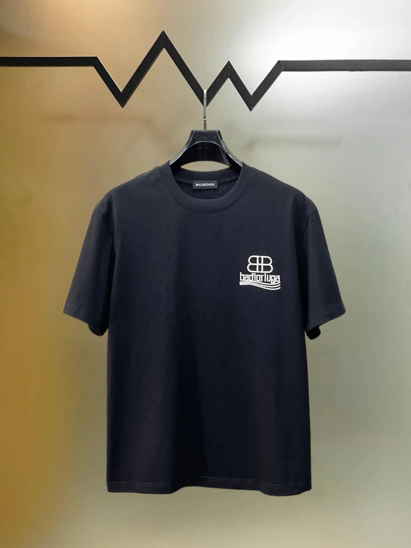 Balenciaga's high-end top-quality products 🐮2026 Spring and Summer New Arrival first counter, the latest New Arrival short-sleeved round neck T-shirt, Premium customized design, avant-garde and fashionable! Brand logo heavy craftsmanship design Premium customized 260g fabric. Soft to the touch. Comfortable to wear. Counter-level exquisite stitching. Fine workmanship. The upper body effect is incomparably handsome! A must-have item for men and women with the same style! Sizes: S~XXL When placing an order, please state your height and weight. The maximum wearing size is 210 pounds (one size larger)